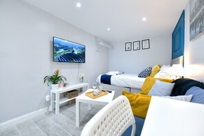 1 bedroom, desk - Cozy Studio Retreat In Vibrant Crystal Palace, (London)