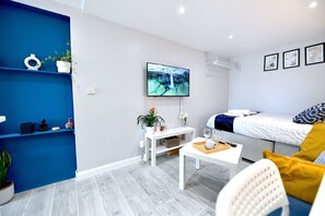 1 bedroom, desk - Cozy Studio Retreat In Vibrant Crystal Palace, (London)