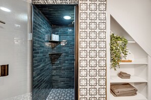 Regadera, secadora de cabello, bidet, toallas 