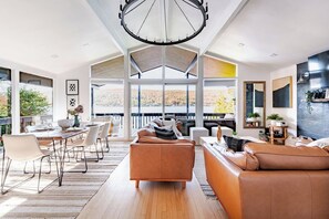 Televisie en een open haard