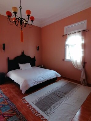 4 slaapkamers, een strijkplank/strijkijzer, gratis wifi, beddengoed