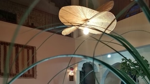 Ein Wohnzimmer mit Sofa, Couchtisch und einer dekorativen Springbrunnen-Skulptur.