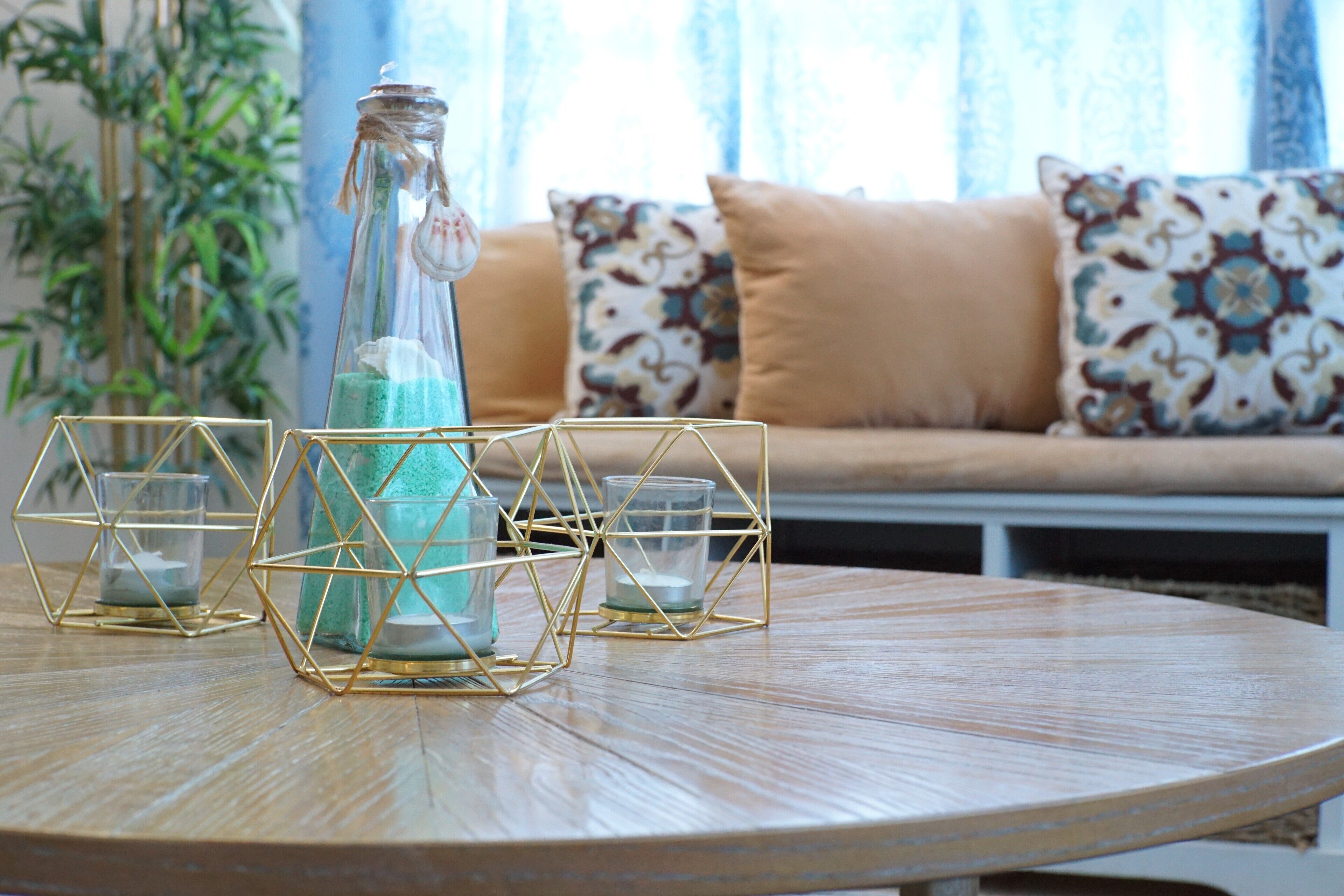 Älytelevisio, takka, kirjoja