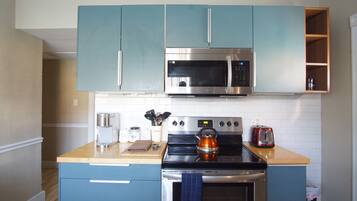 Geladeira, micro-ondas, fogão, cooktop