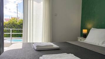 2 bedrooms, in-room safe, desk, iron/ironing board
