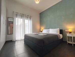 2 bedrooms, in-room safe, desk, iron/ironing board