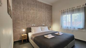 2 bedrooms, in-room safe, desk, iron/ironing board