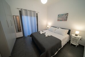 2 bedrooms, in-room safe, desk, iron/ironing board