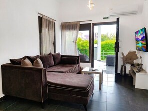 Smart TV, books - Seaside House in Nea Makri (Nea Makri)