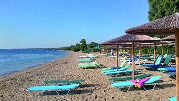 Nära stranden och solstolar