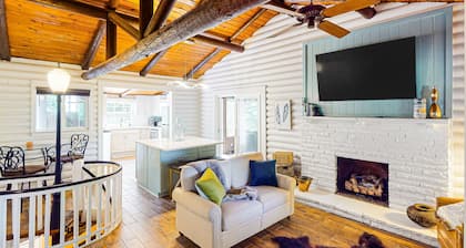 Secluded home with private hot tub, foosball, 2 fireplaces, grill, & cornhole