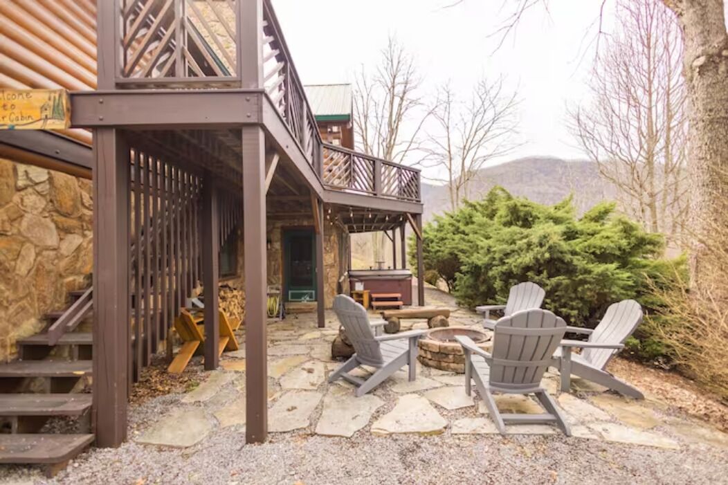 New! Family friendly! Hot tub! Firepit! Beautiful view of the mountainside!