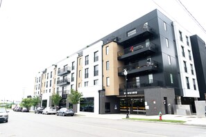 Exterior - Local Host Dwntwn 2BD, 2BA Luxurious Condo Great Amenities & proximity anywhere (Nashville)