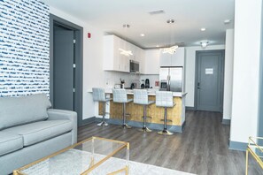 Smart TV - Local Host Dwntwn 2BD, 2BA Luxurious Condo Great Amenities & proximity anywhere (Nashville)