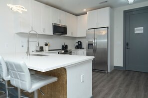 Fridge, microwave, oven, stovetop - Local Host Dwntwn 2BD, 2BA Luxurious Condo Great Amenities & proximity anywhere (Nashville)