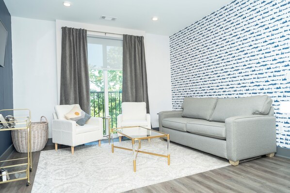Smart TV - Local Host Dwntwn 2BD, 2BA Luxurious Condo Great Amenities & proximity anywhere (Nashville)