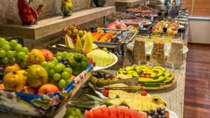 A buffet with various fruits and dishes. - LS Villas Tranquillità (Aguas de Sao Pedro)