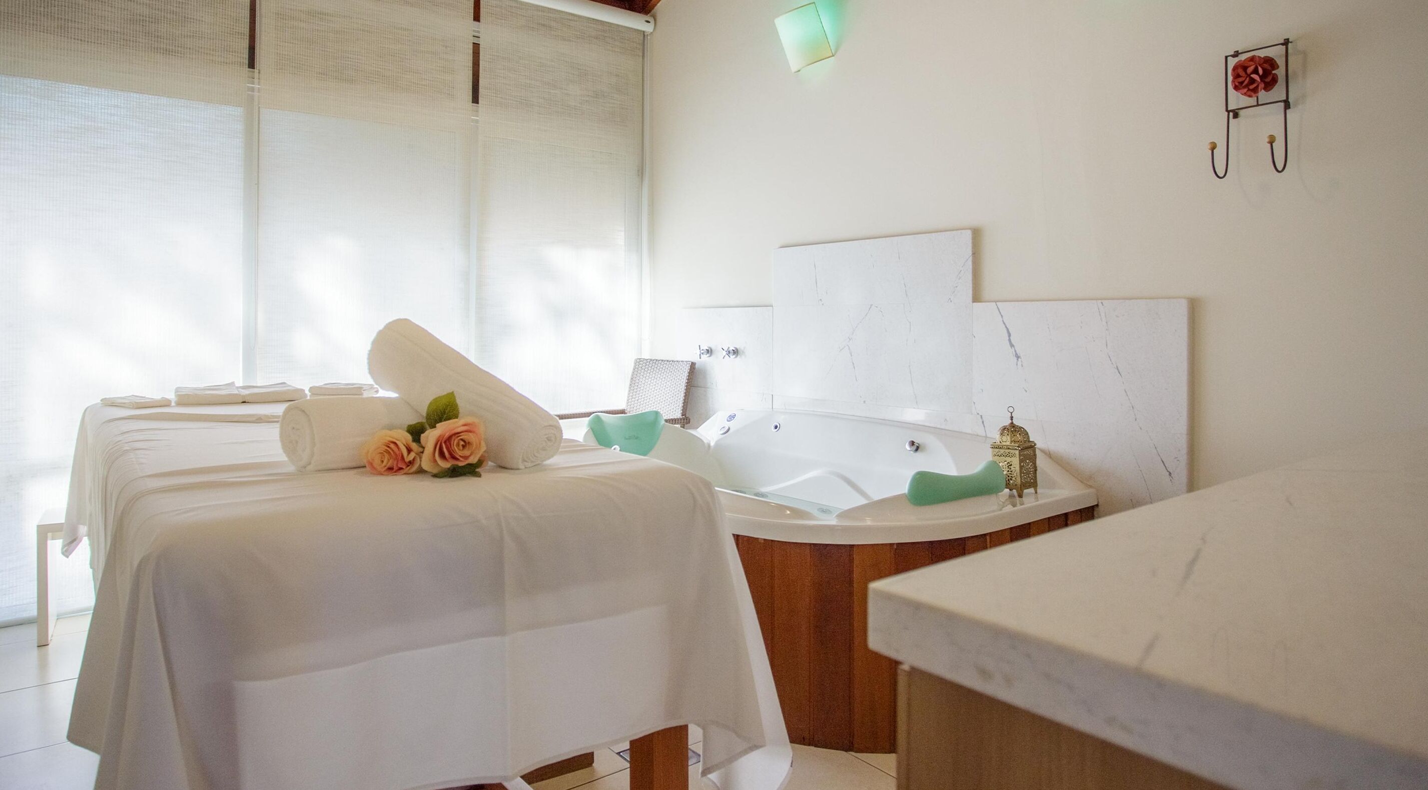 Salas de tratamiento para parejas, un sauna, una bañera de hidromasaje