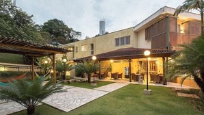 A modern house with a patio, outdoor seating, and a pool. - LS Villas Tranquillità (Aguas de Sao Pedro)