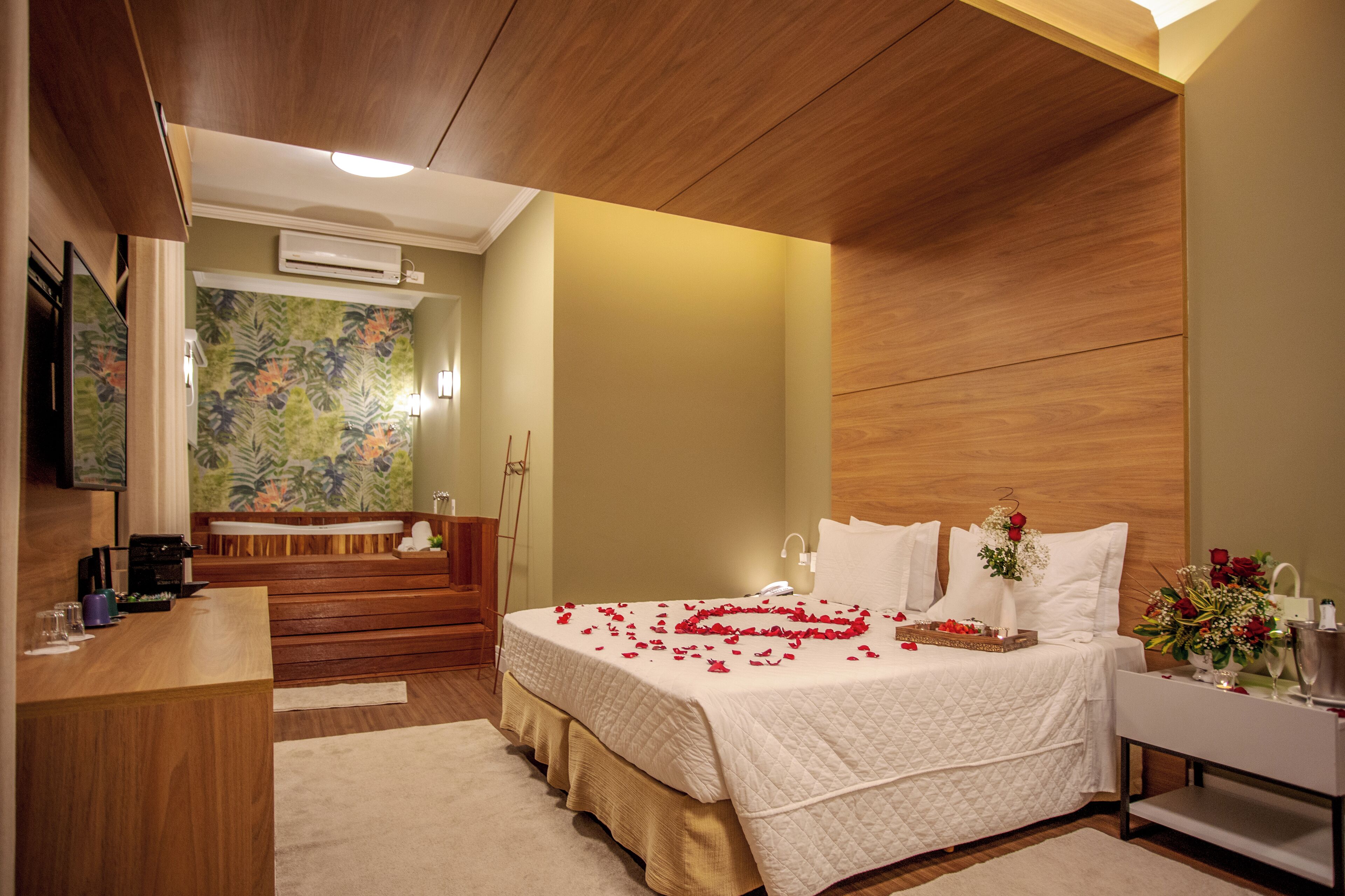 豪華雙人房, 1 張特大雙人床, 按摩浴缸 | 房內夾萬、手提電腦工作空間、免費 Wi-Fi、床單