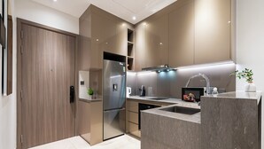 Une cuisine moderne équipée d’un réfrigérateur encastré, d’un évier et d’un plan de travail.