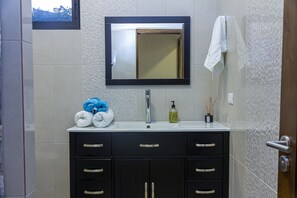 Een douche, een haardroger, handdoeken, zeep