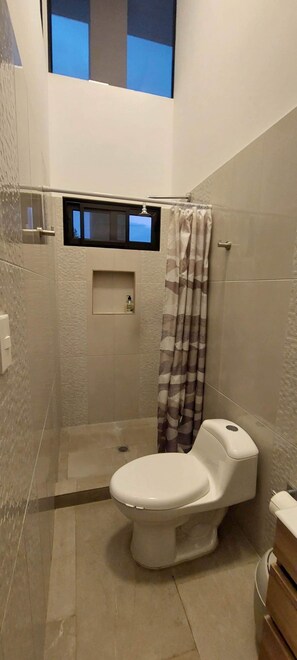 Shower, hair dryer, towels, soap - Luxury Beach Home in Sihuapilapa Beach (Sihuapilapa)