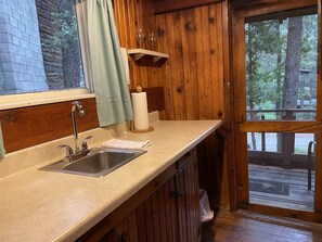 RACCOON (No.5) Back Porch with Obstructed River View | Bếp riêng