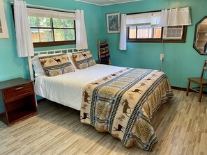 BEAR CUB (No.2) Two Steps (Split Level) | Free WiFi, bed sheets - Casey's Cabins  (Ruidoso)