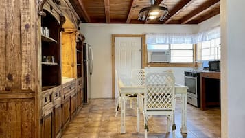 BLACK BEAR (No.13) 3 Bedroom/ 2 Bath, AC Window Unit, Split Level with Staircase | 私人厨房