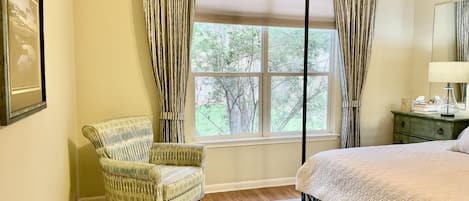 2 bedrooms, desk, iron/ironing board, WiFi