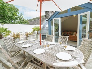 Outdoor dining - Tan y Craig (Haverfordwest)
