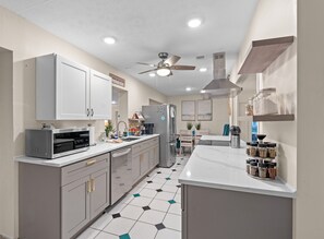 Kühlschrank, Mikrowelle, Ofen, Herdplatte