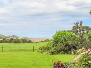 Property grounds - Fron Goch Shepherd's Hut (Pentraeth)