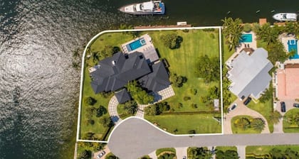 Holiday Estate : Stylish Waterfront Villa with Pool & Sunset Views