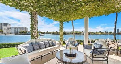 Holiday Estate : Stylish Waterfront Villa with Pool & Sunset Views