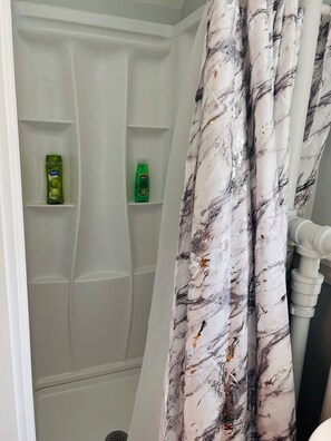 Dusche, Haartrockner, Handtücher, Seife