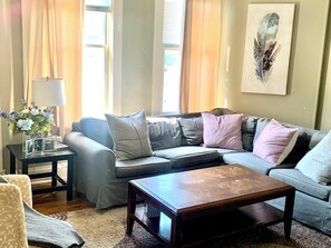 Living area - House with 3 bedrooms2 bathrooms, all amenities, privet entrance. Ideal location (Cincinnati)