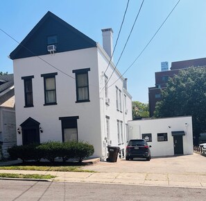 Exterior - House with 3 bedrooms2 bathrooms, all amenities, privet entrance. Ideal location (Cincinnati)