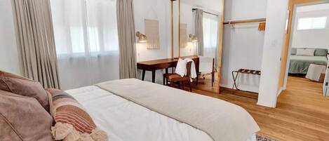 2 Schlafzimmer, Schreibtisch, Bügeleisen/Bügelbrett, Reisekinderbett