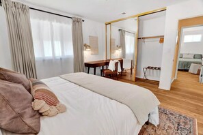 2 chambres, bureau, fer et planche à repasser, lit parapluie