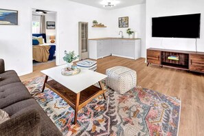 3 bedrooms, desk, iron/ironing board, travel cot