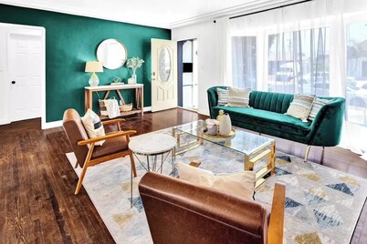 Home with Guest House : Parking : Hot Tub : Pet-friendly : EV Charger : King Bed