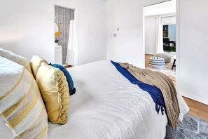 3 Schlafzimmer, Schreibtisch, Bügeleisen/Bügelbrett, Reisekinderbett