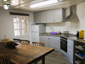 Kylskåp, mikrovågsugn, ugn och kaffe- och tebryggare
