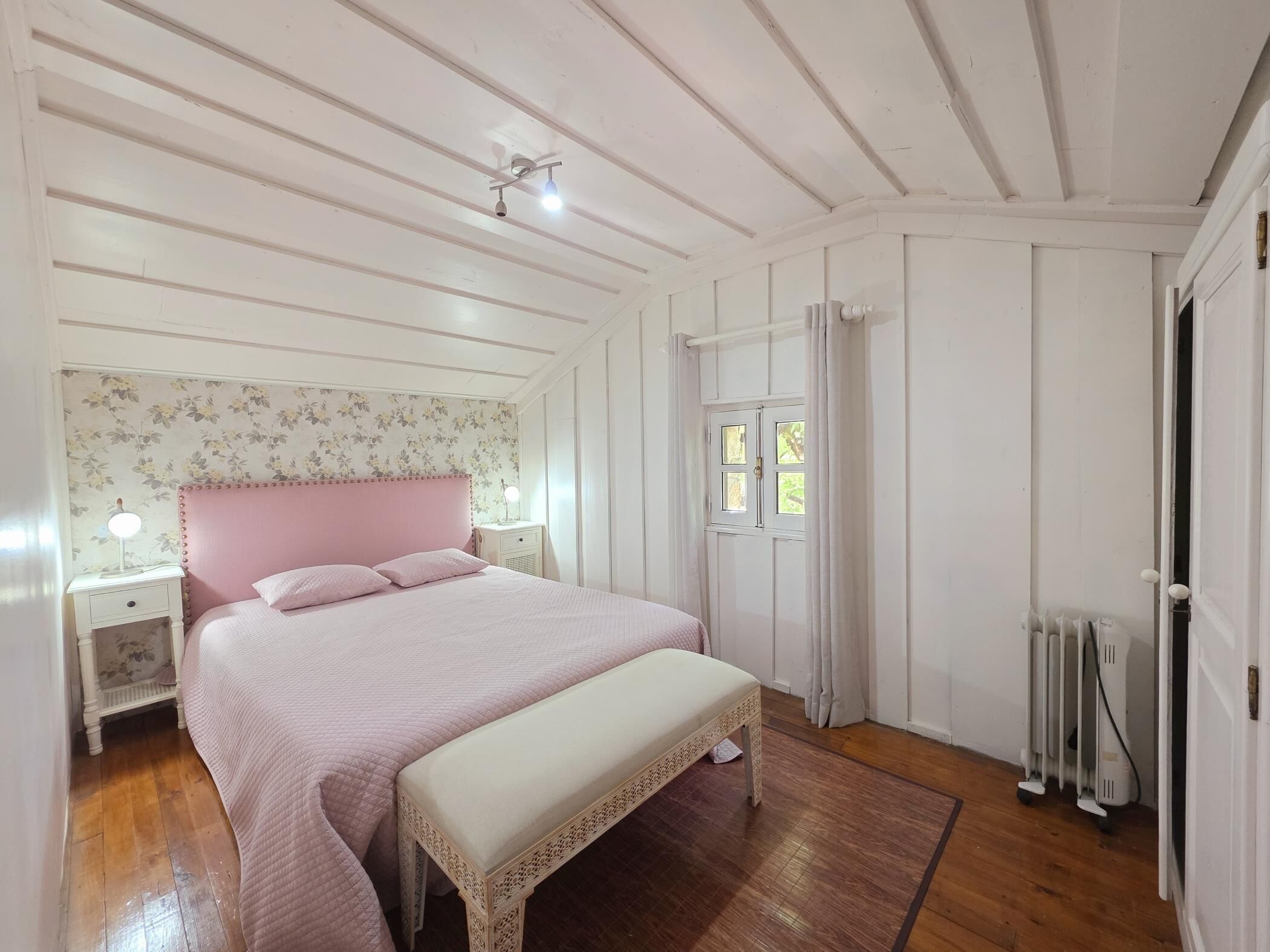2 bedrooms, internet, bed sheets