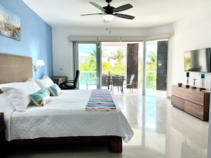Departamento familiar, 2 habitaciones, vista a la playa | 2 habitaciones, ropa de cama de alta calidad y edredón