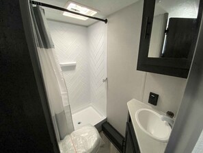 Towels, toilet paper - Lake Toledo Bend Fishing / Vacation Destination (Hemphill)