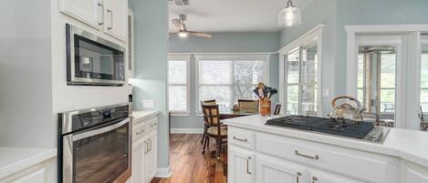 Refrigerador, microondas, horno y parrilla de estufa