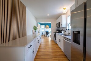 冰箱、微波炉、烤箱、炉灶